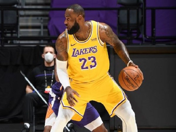 Bintang Los Angeles Lakers, LeBron James saat menghadapi Phoenix Suns.