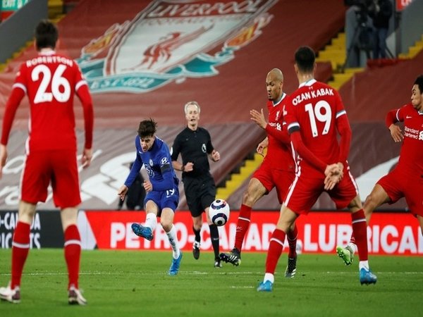 Aksi Mason Mount kala Chelsea sukses menekuk Liverpool 1-0 di pekan ke-27 Premier League (5/3) / via Getty Images