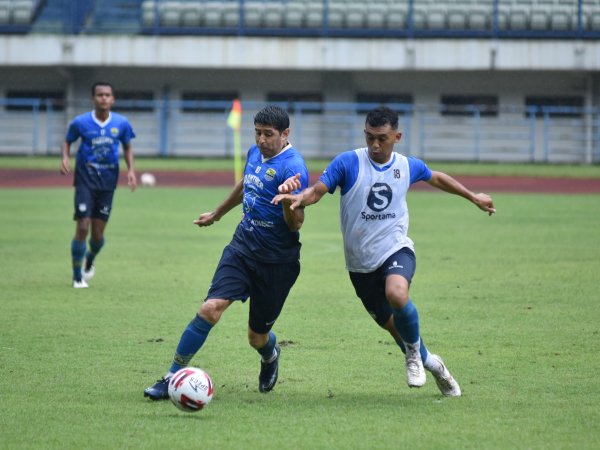 Pemain Persib ketika memainkan game internal