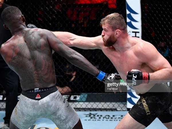 Jan Blachowicz berhasil mempertahankan gelar juara kelas berat ringannya.