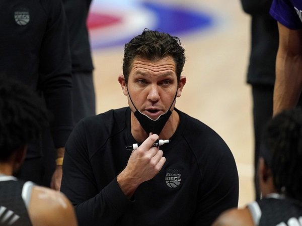 Sacramento Kings masih mempercayai jasa Luke Walton.