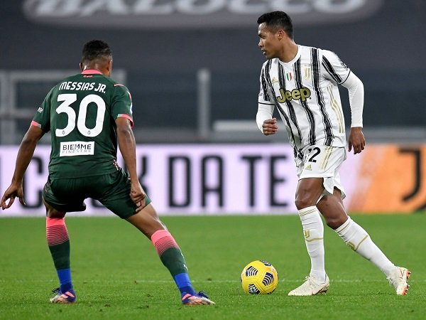 Alex Sandro dihadapkan oleh masalah otot jelang hadapi Benevento.