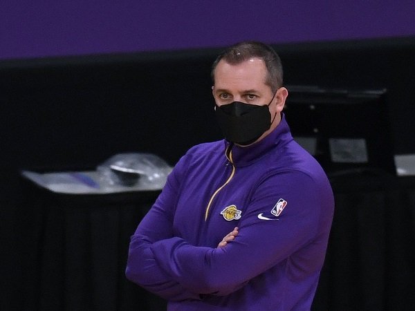 Frank Vogel tak mau kepikiran soal rumor pertukaran pemain Lakers.