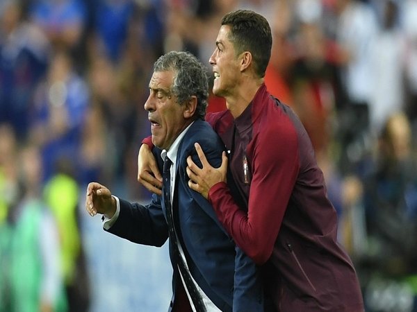 Pelatih Portugal yaitu Fernando Santos, siap memberikan saran untuk Cristiano Ronaldo terkait masa depannya di level klub / via Getty Images