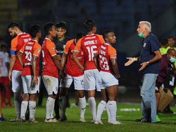 Mario Gomez memberikan arahan kepada pemain Borneo FC di Piala Menpora