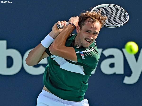 Daniil Medvedev jatuh bangun demi melaju ke babak keempat Miami Open 2021