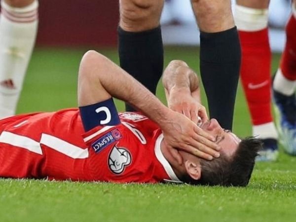 Lewandowski menderita cedera lutut saat membela tim nasional Polandia di laga melawan Andorra