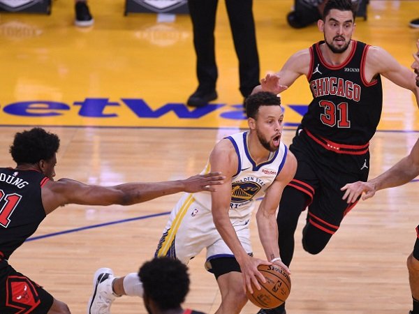 Point guard Golden State Warriors, Stephen Curry dikepung pemain Chicago Bulls.