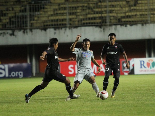 Dua pemain Persita meredam pergerakan Zalnando. Pada laga kemarin Widodo Cahyono Putro mengakui taktiknya tidak efektif.