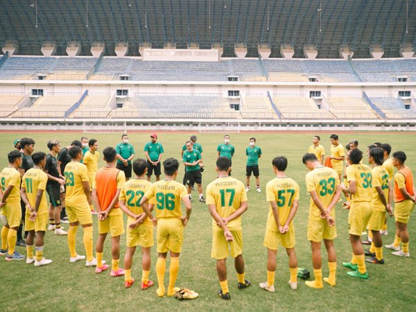 Latihan skuat Persebaya Surabaya jelang menghadapi PSS Sleman