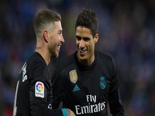 Sergio Ramos dan Raphael Varane dipastikan absen saat Real Madrid berjumpa Liverpool di babak delapan besar Liga Champions / via EPA