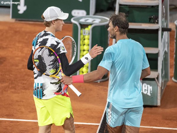 Jannik Sinner [kiri] menjadi rekan berlatih Rafael Nadal [kanan] sebelum turun di Australian Open 2021