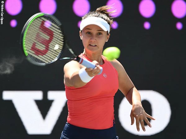 Lauren Davis melaju ke babak ketiga di Charleston musim 2021