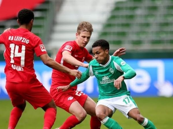 Pemain Bremen Felix Agu saat dikawal oleh Dani Olmo dan Tyler Adams dalam laga yang dimenangkan Liepzig dengan skor 1-4