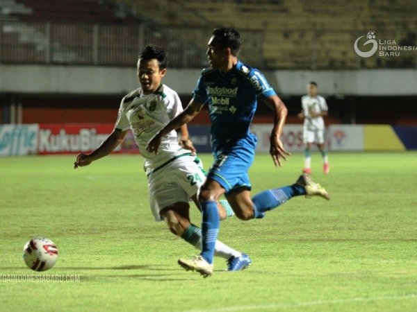 Frets Butuan ketika dikawal bek Persebaya. Penampilan tim Persib disebut Robert Rene Alberts menurun di babak kedua