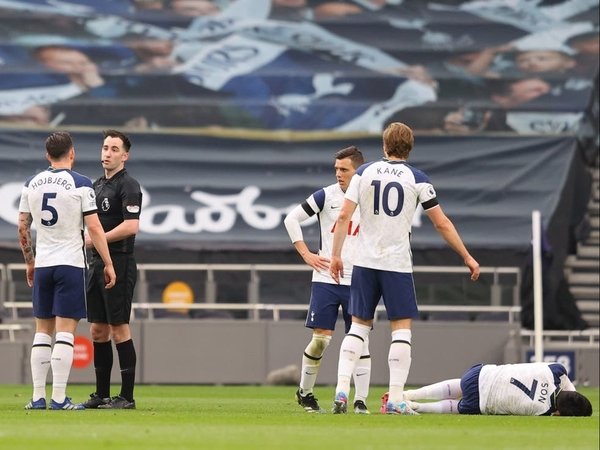 Roy Keane mengecam aksi teatrikal Son Heung-min saat Tottenham keok 1-3 di tangan MU (11/4) / via Getty Images