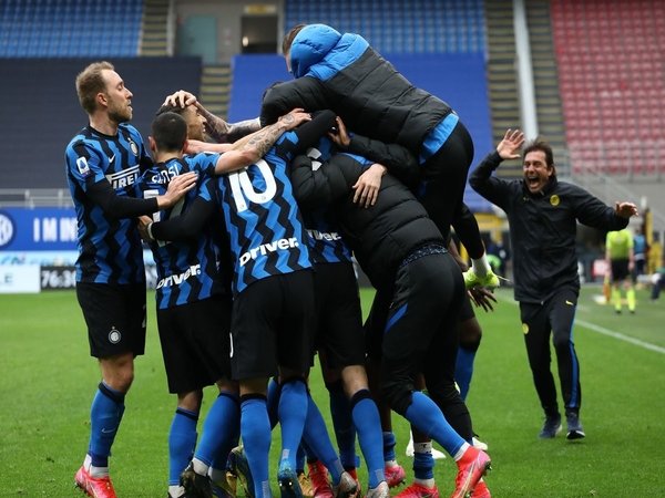Selebrasi para penggawa Inter Milan usai menumbangkan Cagliari di ajang Serie A akhir pekan kemarin (11/4) / via Getty Images