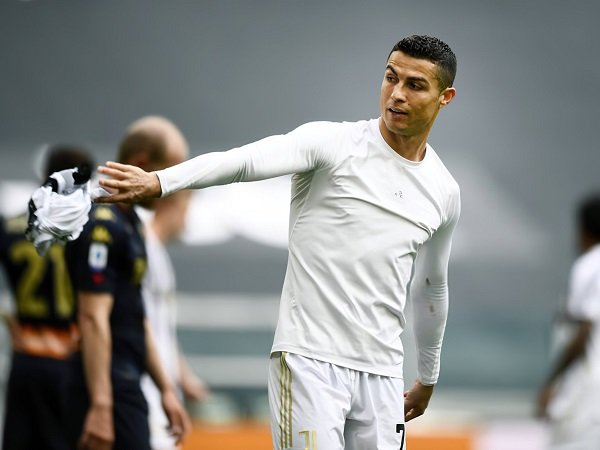 Sikap Cristiano Ronaldo dipertanyakan oleh Luca Toni usai lempar jersey.