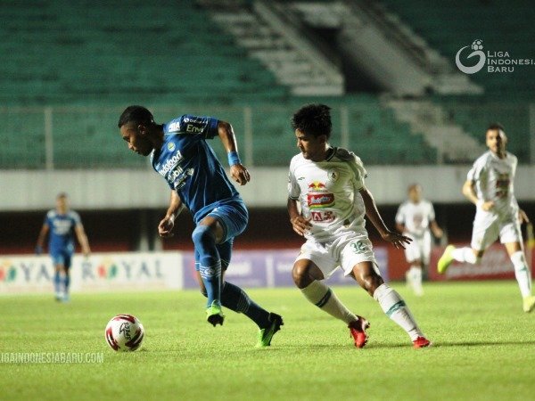 Bek Persib, Ardi Idrus ketika dikawal pemain Ps Sleman