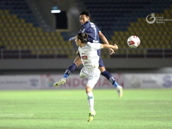 Pemain Persib, Beckham Putra Nugraha ketika berduel dengan Kim Jeffrey Kurniawan