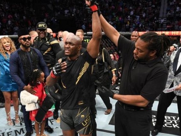 Kamaru Usman berhasil pertahankan sabuk juara UFC kelas menengah. (Images: Getty)