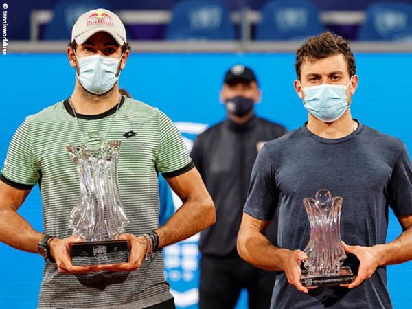 Aslan Karatsev [kanan] gagal memenangkan gelar kedua pada musim 2021