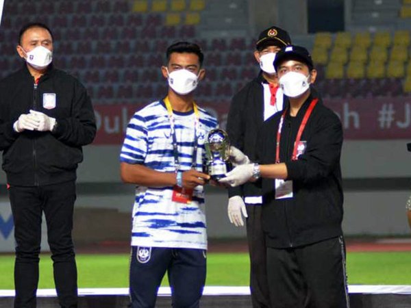 Pratama Arhan saat menerima penghargaan pemain terbaik Piala Menpora 2021