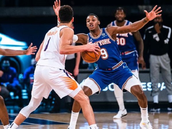 Point guard Phoenix Suns, Devin Booker saat melawan Knicks.
