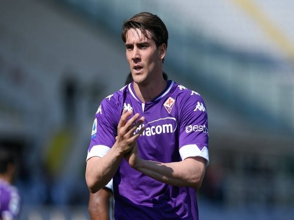 Sadar kini menjadi buruan sejumlah klub papan atas, Fiorentina pun menaikkan harga jual Dusan Vlahovic / via Getty Images