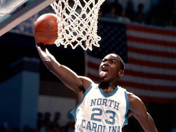Michael Jordan saat masih memperkuat North Carolina.