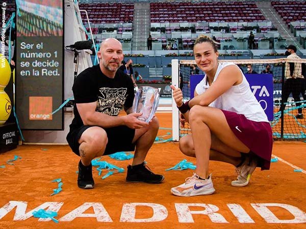 Aryna Sabalenka [kanan] berpose dengan gelar kesepuluh dalam kariernya di Madrid Open 2021