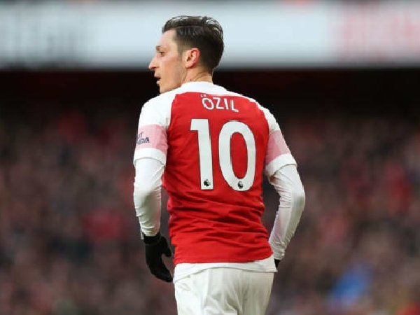 Dua pemain sedang memperebutkan nomor punggung 10 di Arsenal