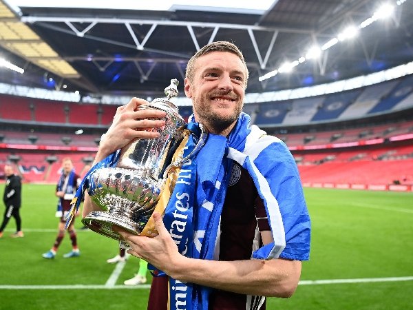 Jamie Vardy mengangkat trofi Piala FA bersama Leicester City