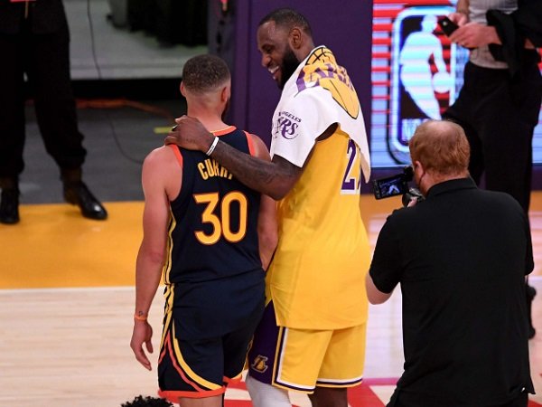 Stephen Curry tak kaget lihat tembakan jauh dari LeBron James.