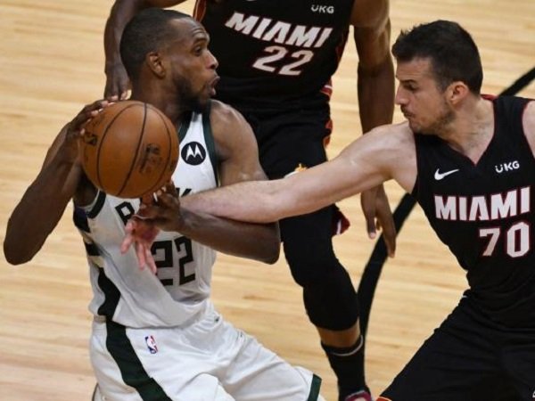 Pemain Milwaukee Bucks, Khris Middleton saat melawan Miami Heat.