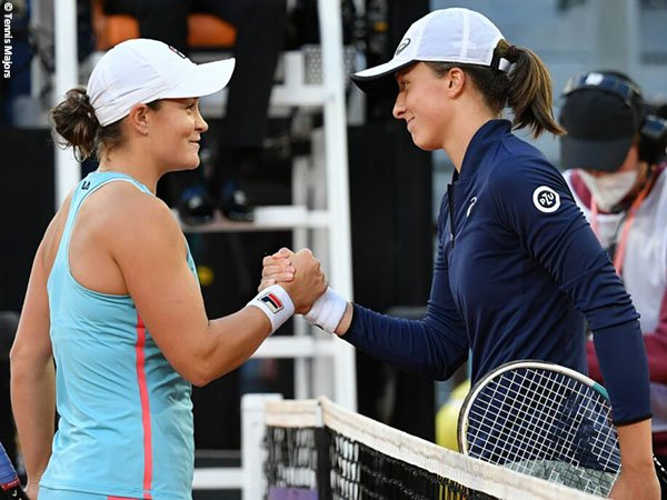 Iga Swiatek (kanan) siap jadi petenis putri pertama yang pertahankan gelar French Open sejak musim 2007