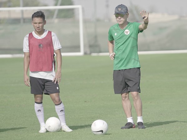 Pelatih timnas Indonesia, Shin Tae-yong memimpin latihan timnya di Dubai, UEA