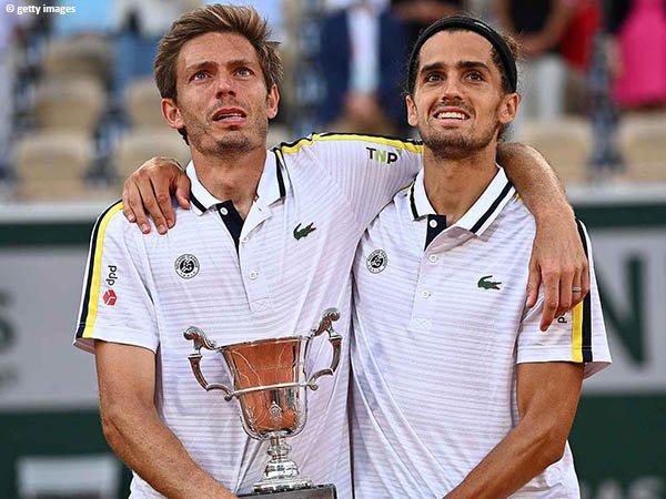 Nicolas Mahut [kiri] dan Pierre Hugues Herbert [kanan] klaim gelar Grand Slam kelima di French Open 2021