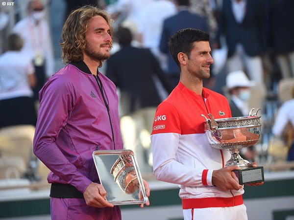 Stefanos Tsitsipas [kiri] belum berhasil memenangkan gelar Grand Slam pertama dalam kariernya