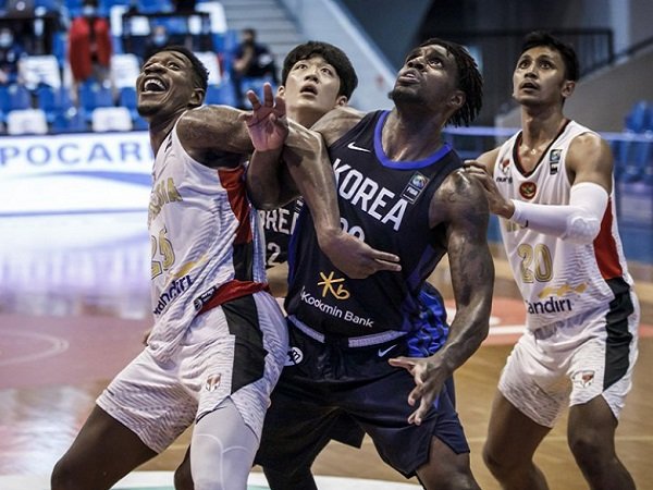 Center Timnas Basket Indonesia, Lester Prosper saat lawan Korea Selatan. (Images: IBL)