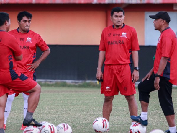 Asisten pelatih Madura United, Dwi Prio Utomo dan Sansan Susanpur tak ikut dampingi latihan rutin tim