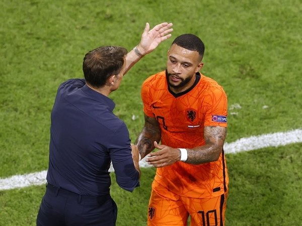 Frank de Boer dan Memphis Depay / via Reuters