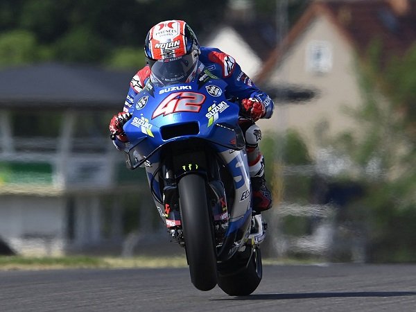 Guyuran hujan buat Alex Rins gagal tampil maksimal di Sachsenring.