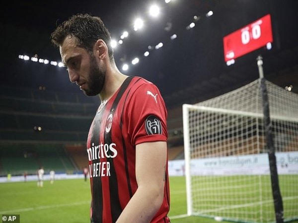 Hakan Calhanoglu mengonfirmasi jika dirinya memang telah mencapai kesepakatan dengan Inter Milan / via AP Photo