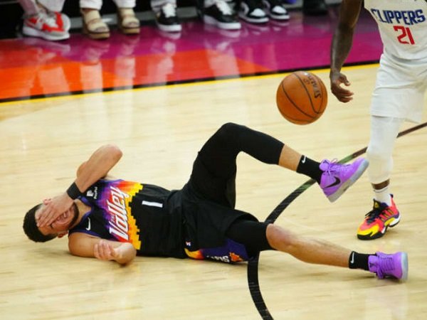 Devin Booker tak masalah hidungnya mengalami cedera.