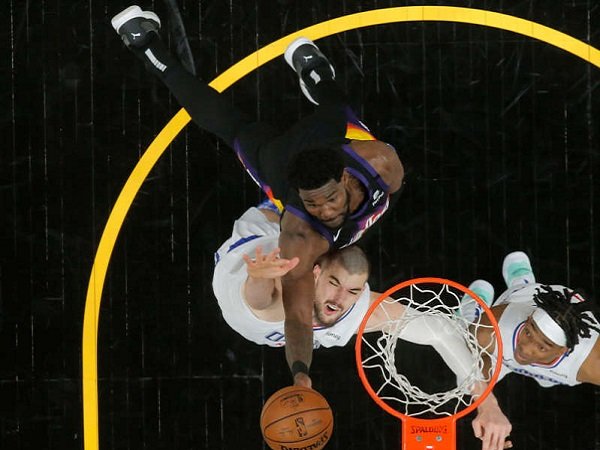 Center Phoenix Suns, DeAndre Ayton berduel dengan pemain Los Angeles Clippers.