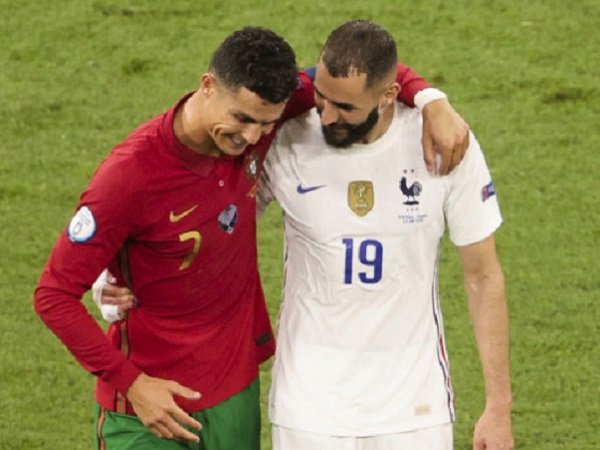 Karim Benzema ketika bercengkrama dengan Cristiano Ronald. (Images: Getty)