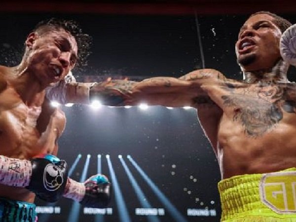 Pukulan telak Gervonta Davis menghantam Mario Barriors.