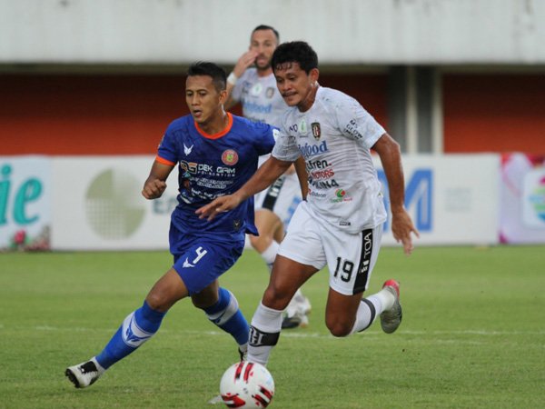 Rizky Pellu merupakan salah satu gelandang pekerja keras di tim Bali United