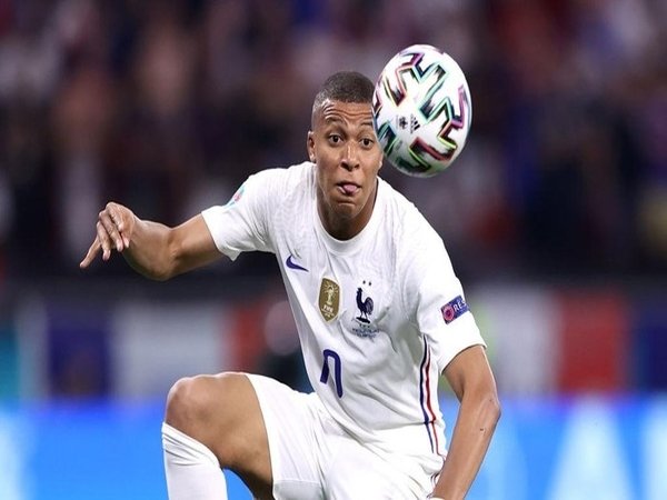 Performa melempem Mbappe bersama Prancis di Euro 2020 mendapat kritikan dari mantan pemain PSG / via Getty Images